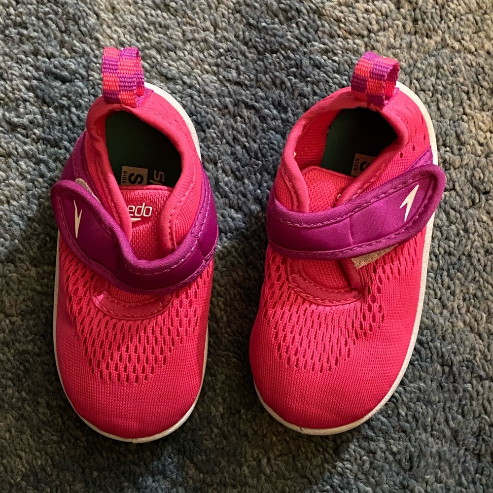 Speedo toddler girls water shoes. Bright pink with purple. Size 5-6.